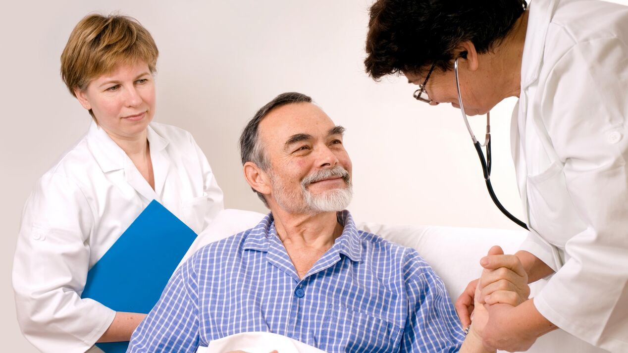doctor treats patient with prostatitis